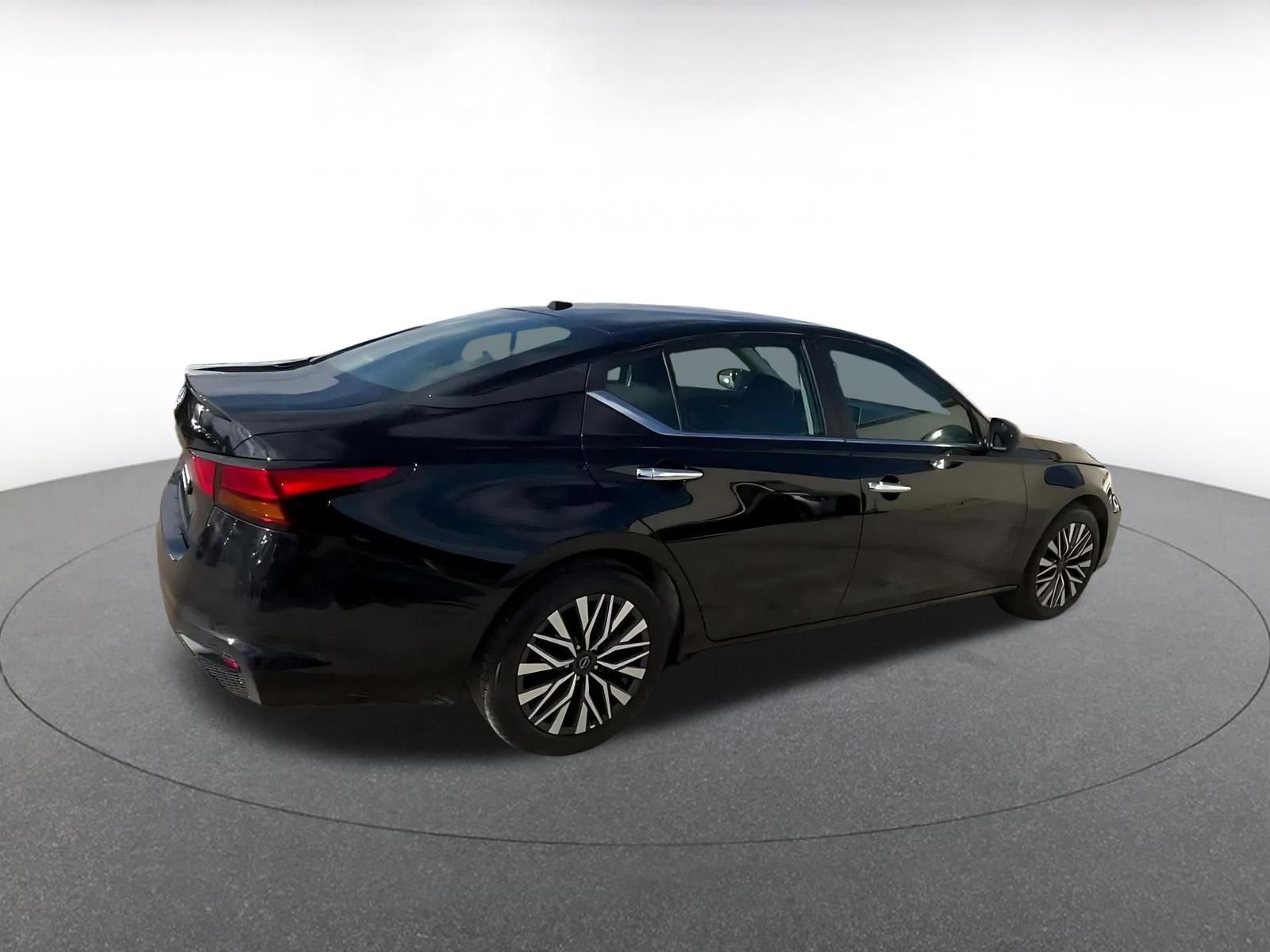 Used 2025 Nissan Altima 2.5 SV FWD image 15