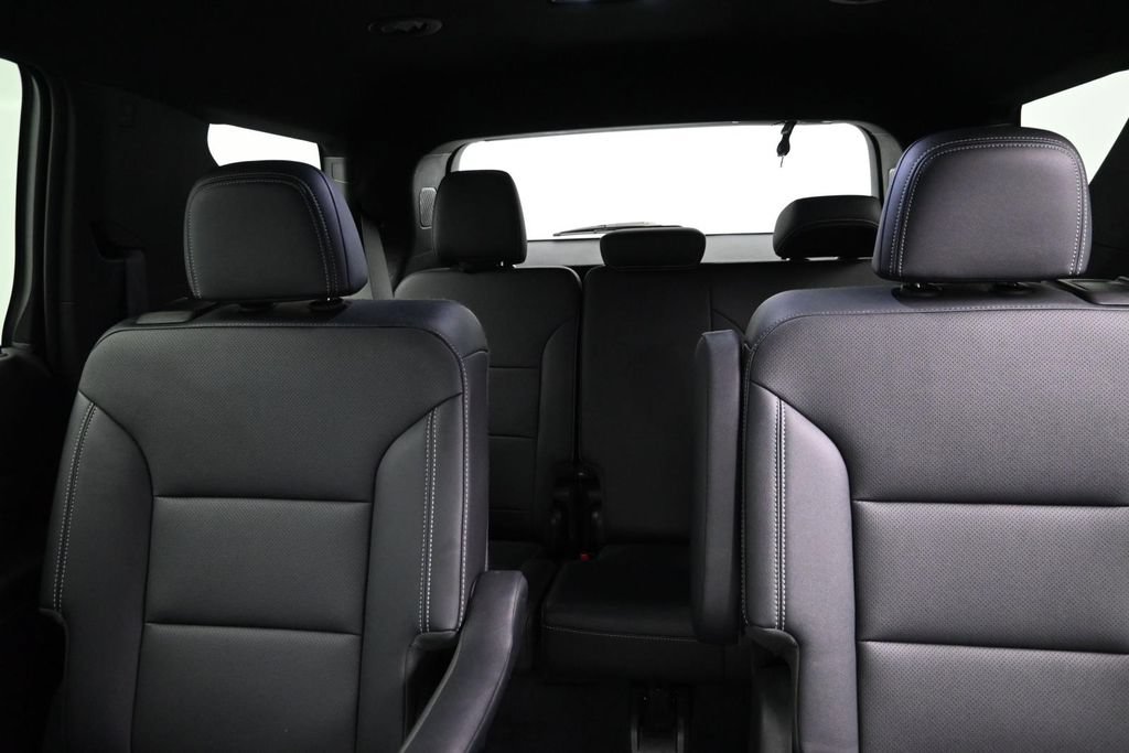 Used 2025 Chevrolet Traverse LT FWD image 14