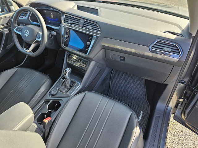 Used 2024 Volkswagen Tiguan SE w/ Panoramic Sunroof Package AWD/4WD image 11