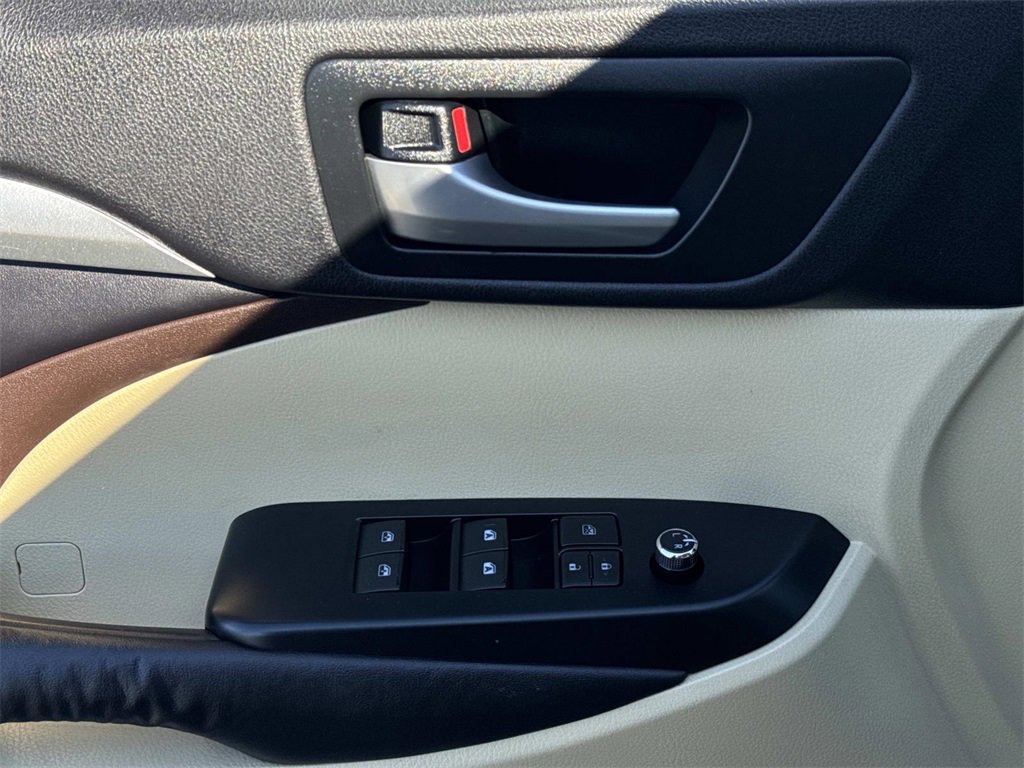 Used 2016 Toyota Highlander XLE image 38