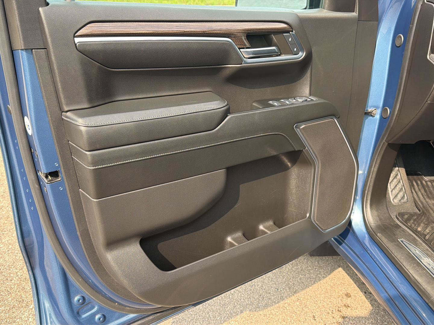 Used 2024 Chevrolet Silverado 1500 LT AWD/4WD image 10