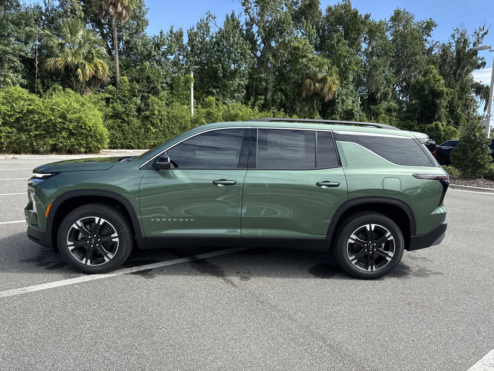 New 2027 Chevrolet Traverse LT w/ Sun and Wheel Package FWD image 6