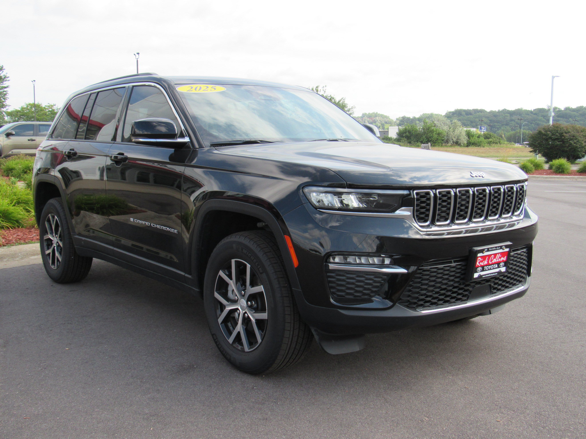 Used 2025 Jeep Grand Cherokee Limited AWD/4WD image 5