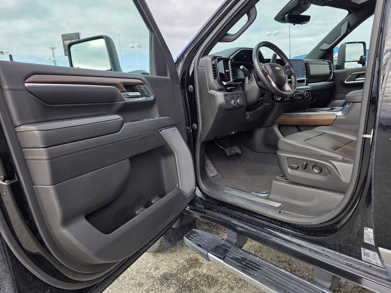Used 2024 Chevrolet Silverado 2500 High Country w/ High Country Premium Package AWD/4WD image 19