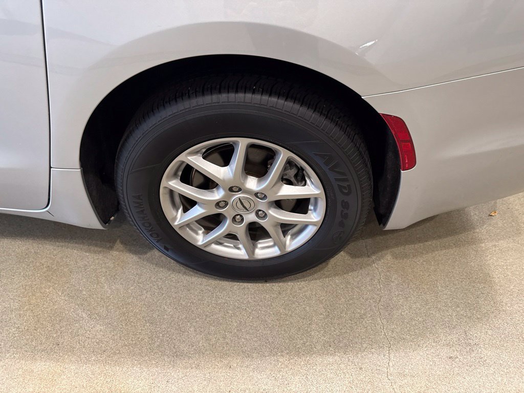 Used 2024 Chrysler Pacifica Touring-L w/ Uconnect Theater Family Group FWD image 10