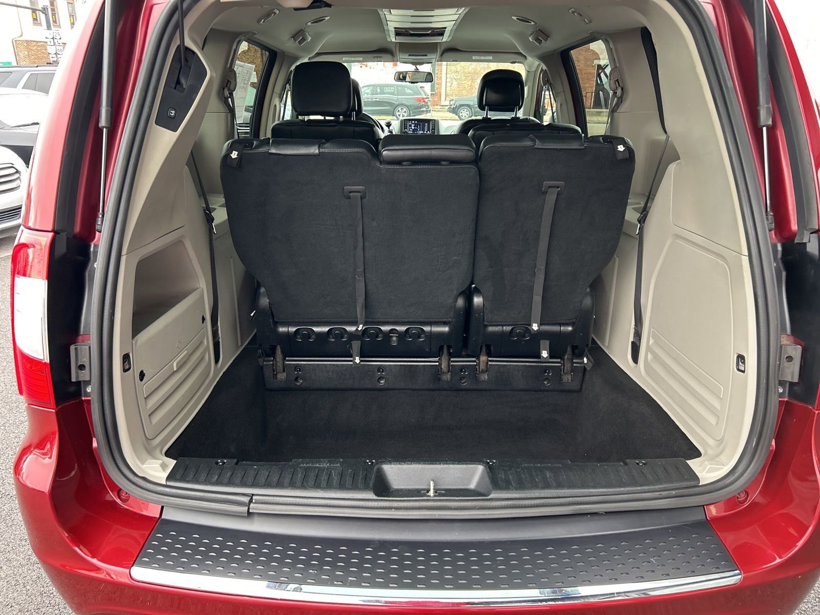 Used 2016 Chrysler Town & Country Touring image 17