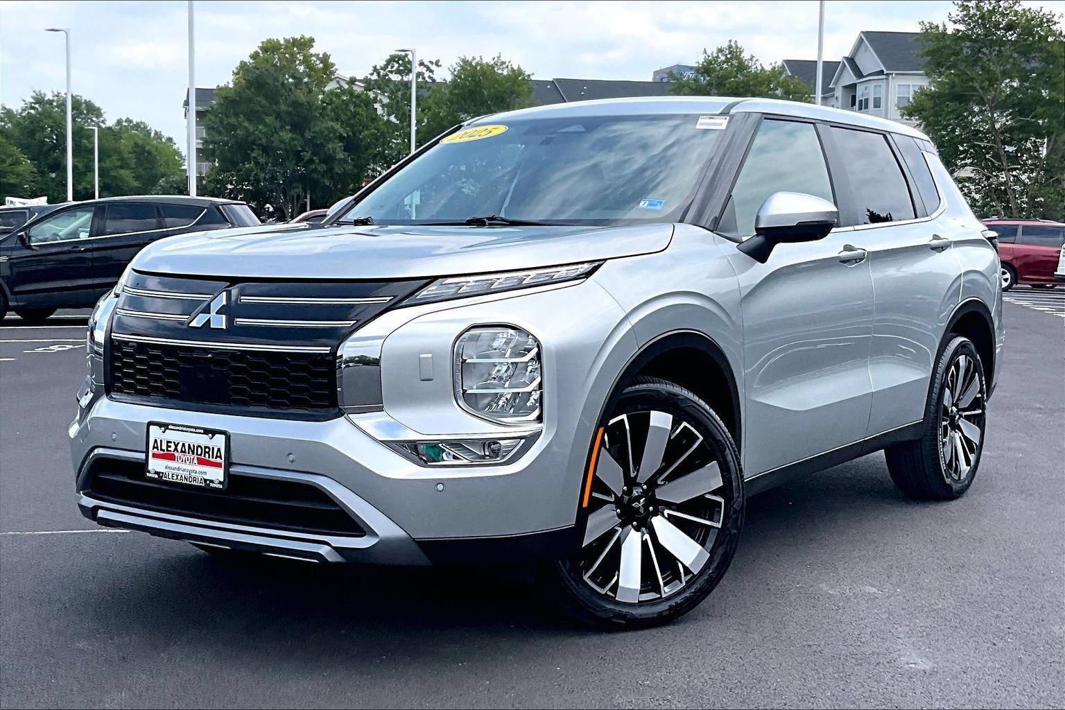 Used 2025 Mitsubishi Outlander SE AWD/4WD image 1