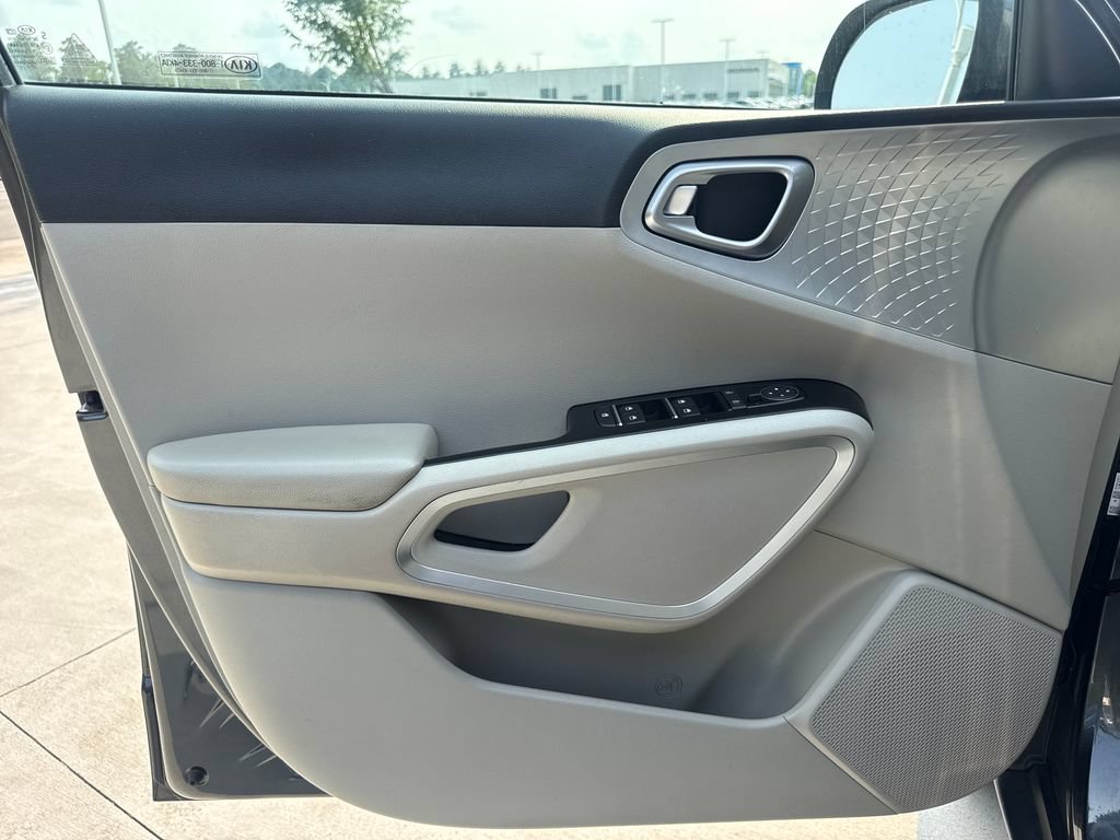 Used 2021 Kia Soul LX FWD image 13