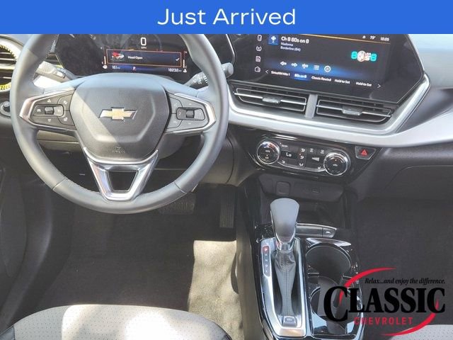 Used 2024 Chevrolet Trax LT w/ Sunroof Package image 37