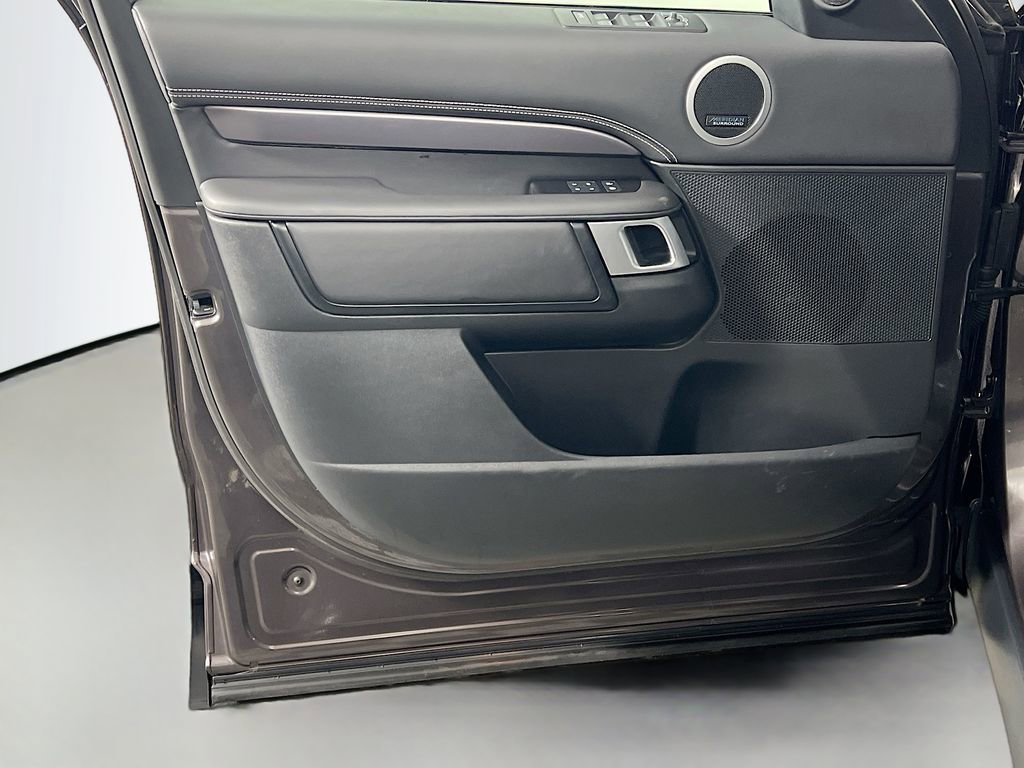 Used 2025 Land Rover Discovery Metropolitan Edition image 18