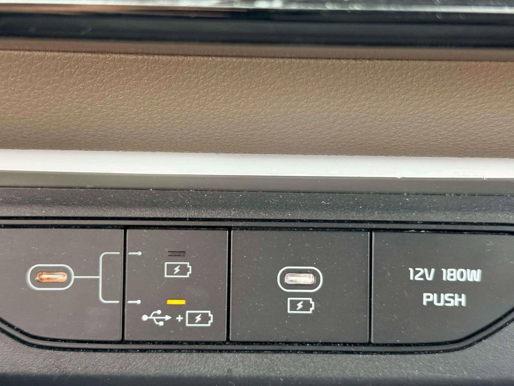 Used 2025 Kia Carnival FWD image 25