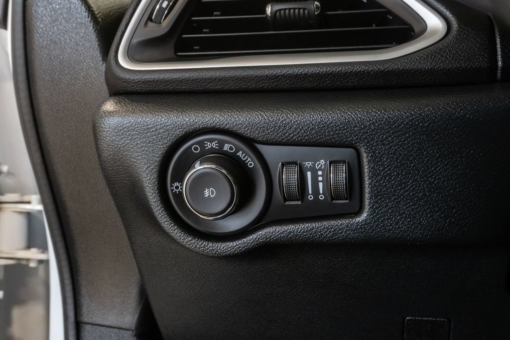 Used 2025 Chrysler Pacifica Select FWD image 13