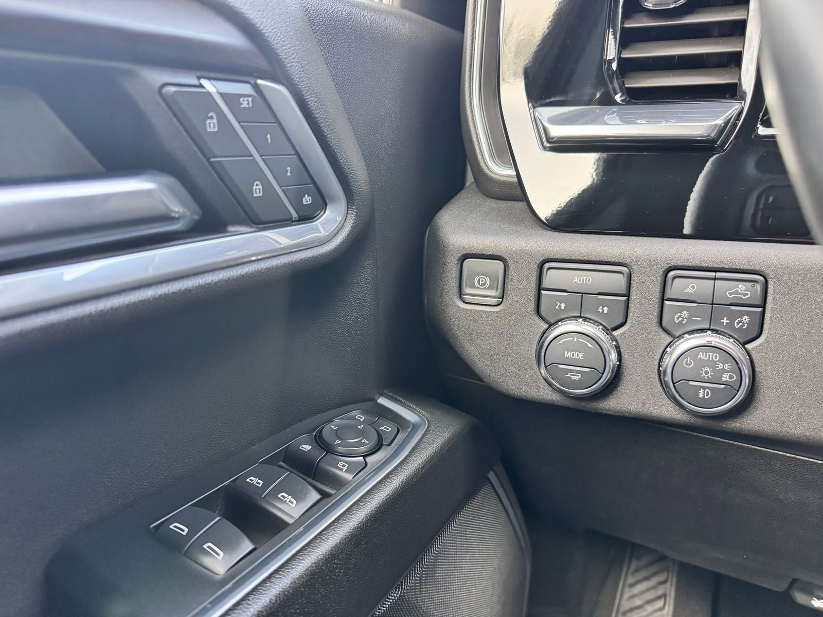 Used 2025 GMC Sierra 1500 SLT AWD/4WD image 14