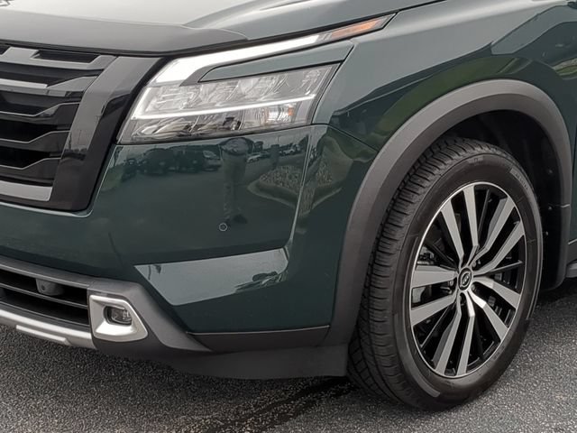 Used 2024 Nissan Pathfinder Platinum w/ Black Appearance Package AWD/4WD image 9