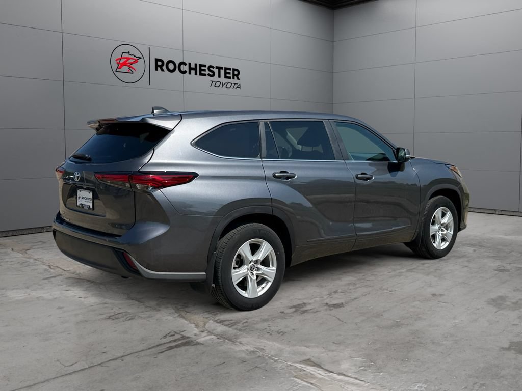 Used 2023 Toyota Highlander L FWD image 5