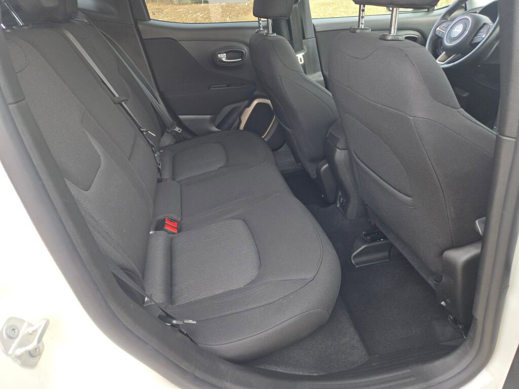 Used 2017 Jeep Renegade Latitude w/ Popular Equipment Group image 9