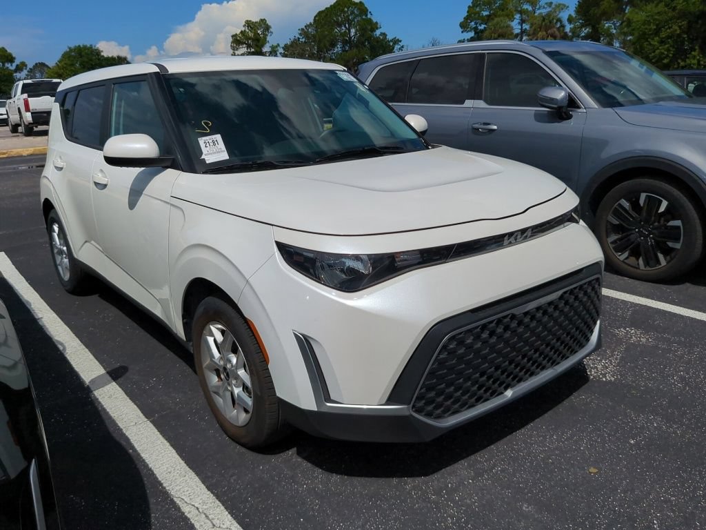 Certified 2025 Kia Soul LX w/ LX Technology Package FWD image 1
