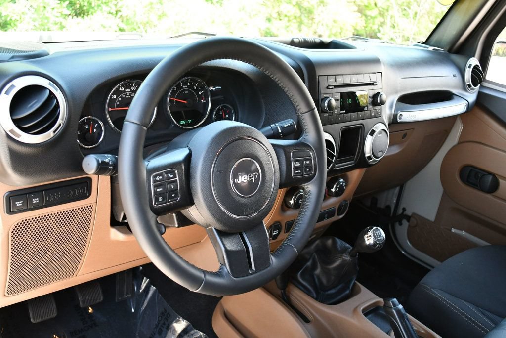 Used 2018 Jeep Wrangler Unlimited Rubicon w/ Connectivity Group AWD/4WD image 13