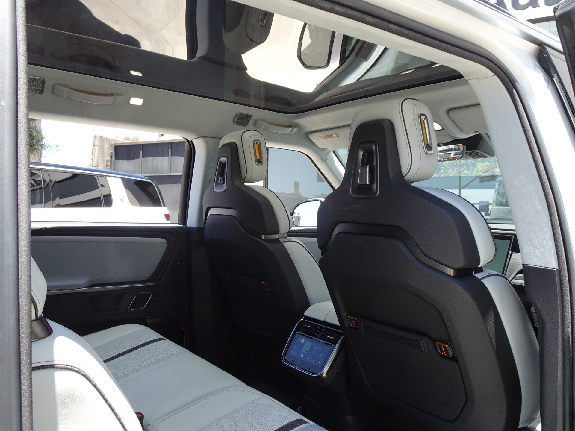 Used 2024 Rivian R1S Adventure AWD/4WD image 19