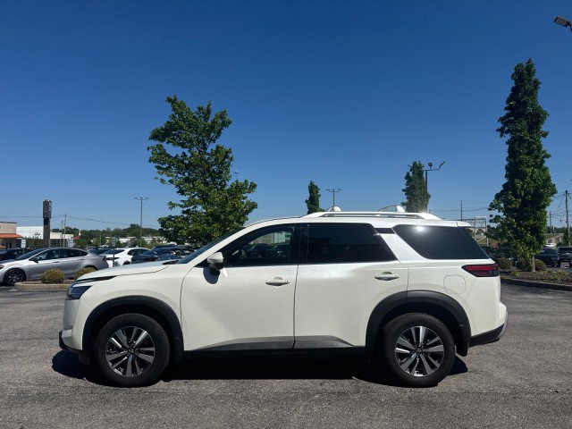 Used 2023 Nissan Pathfinder SL w/ Black Appearance Package AWD/4WD image 15