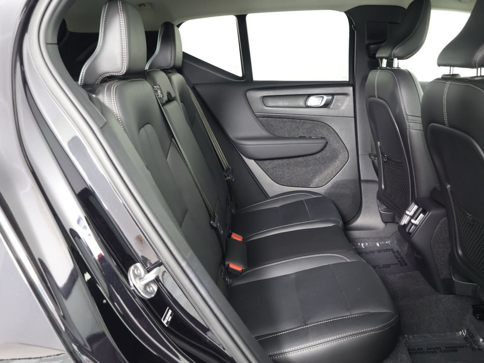 Certified 2025 Volvo XC40 B5 Plus AWD/4WD image 30