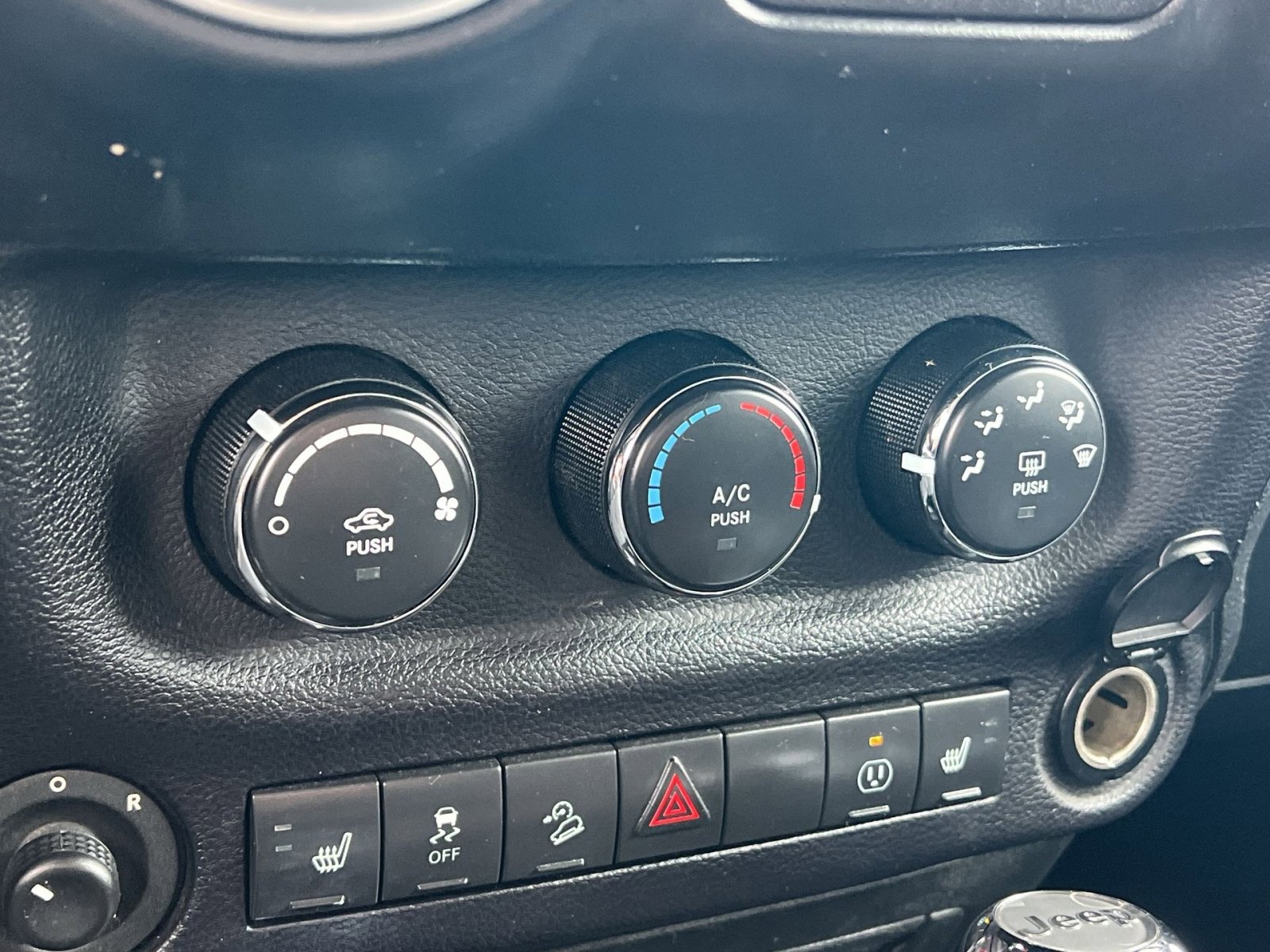 Used 2015 Jeep Wrangler Unlimited Sahara w/ Connectivity Group image 19