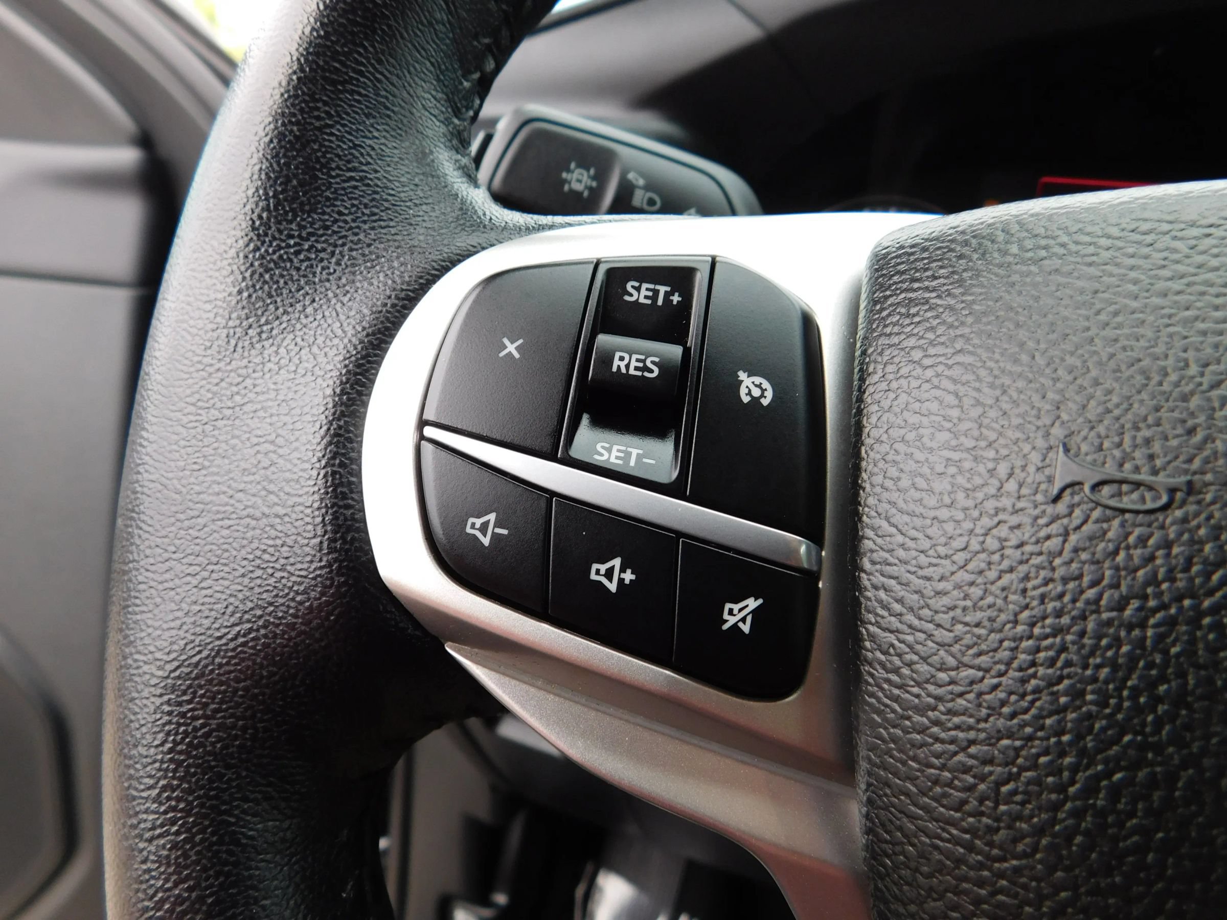Used 2023 Ford Explorer XLT AWD/4WD image 25