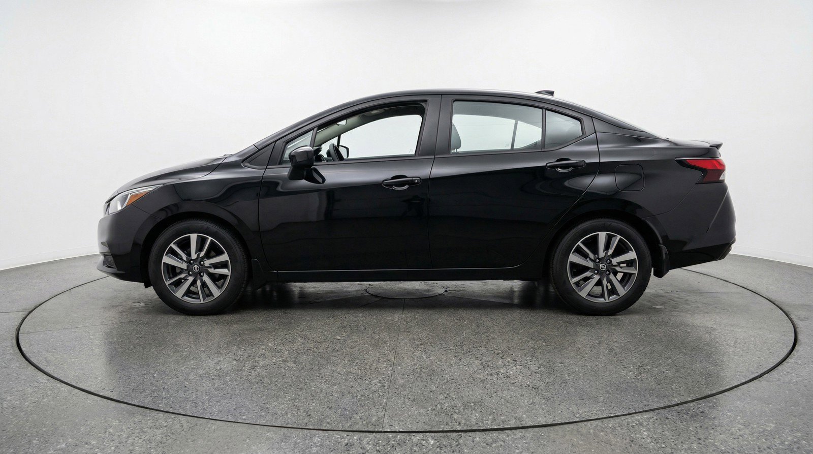 Used 2025 Nissan Versa SV image 5