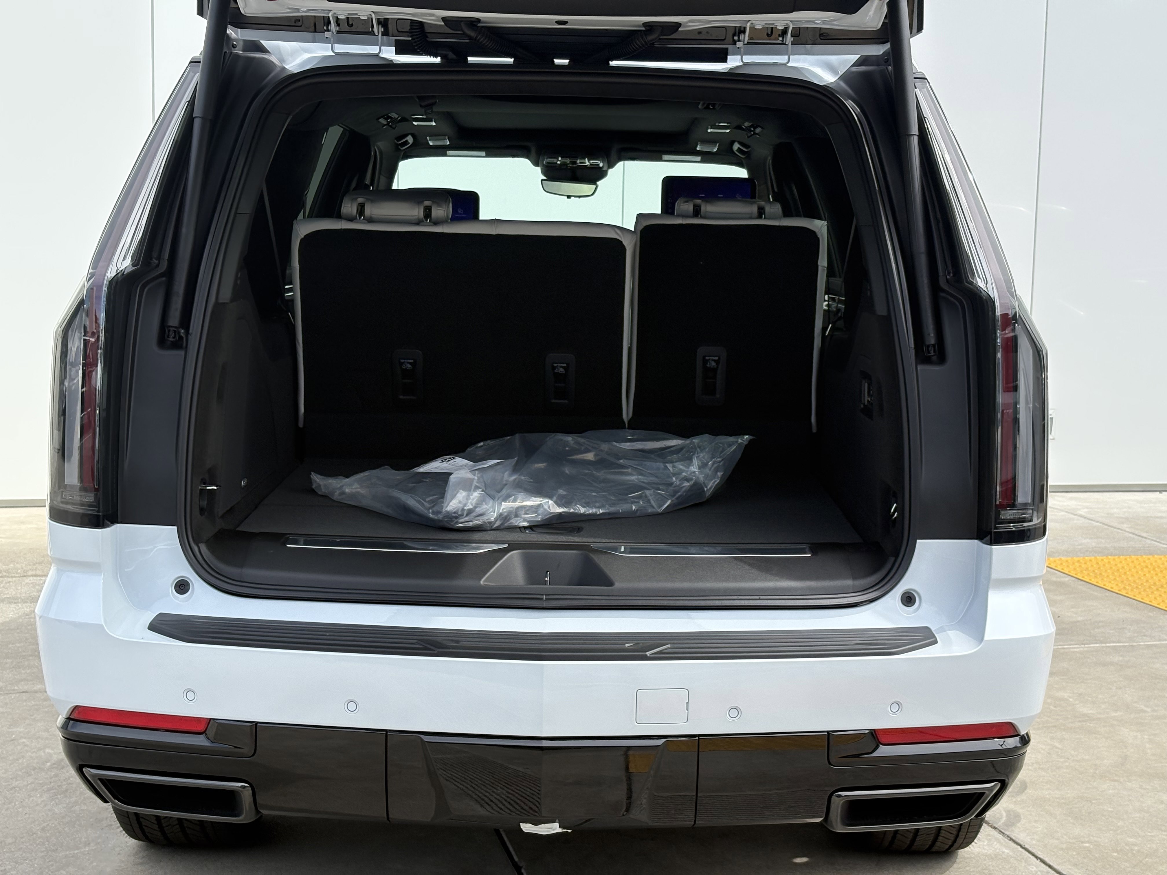 New 2026 Cadillac Escalade ESV Platinum Sport w/ LPO, ONYX Package AWD/4WD image 3