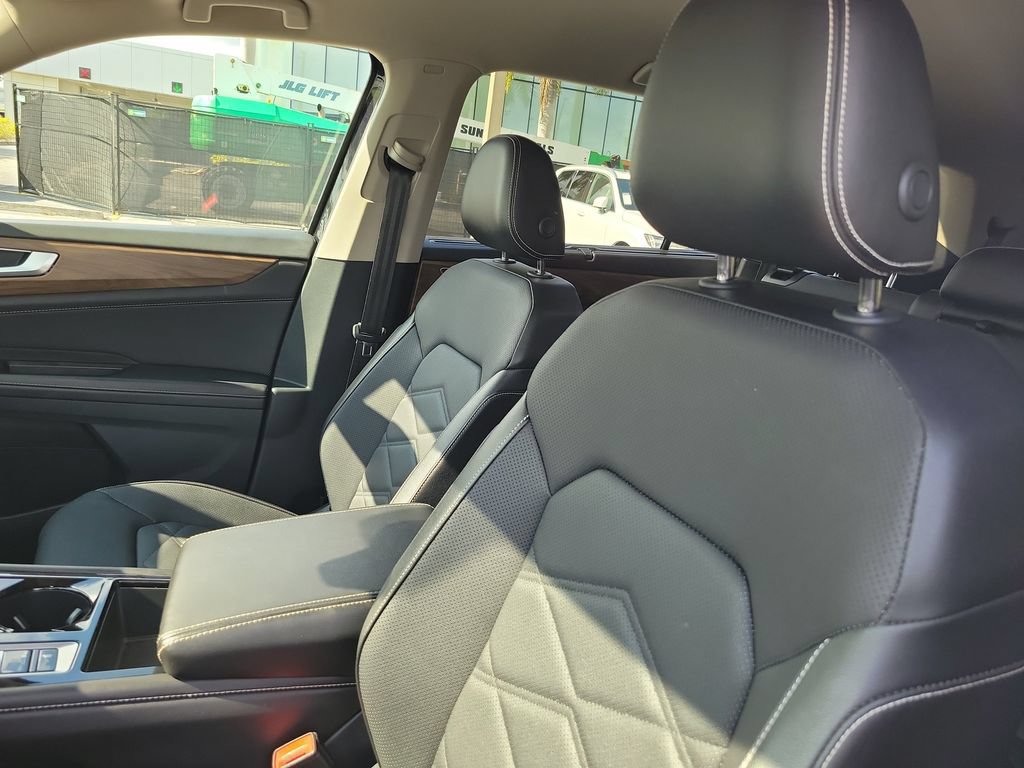 Used 2025 Volkswagen Atlas SE FWD image 17