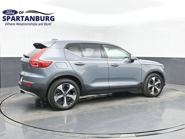 Used 2023 Volvo XC40 B4 Ultimate FWD image 2