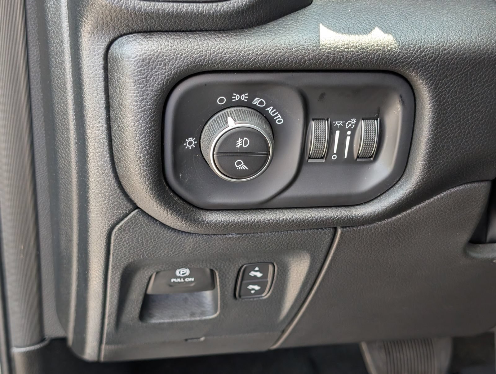 Used 2023 RAM 1500 Laramie AWD/4WD image 22