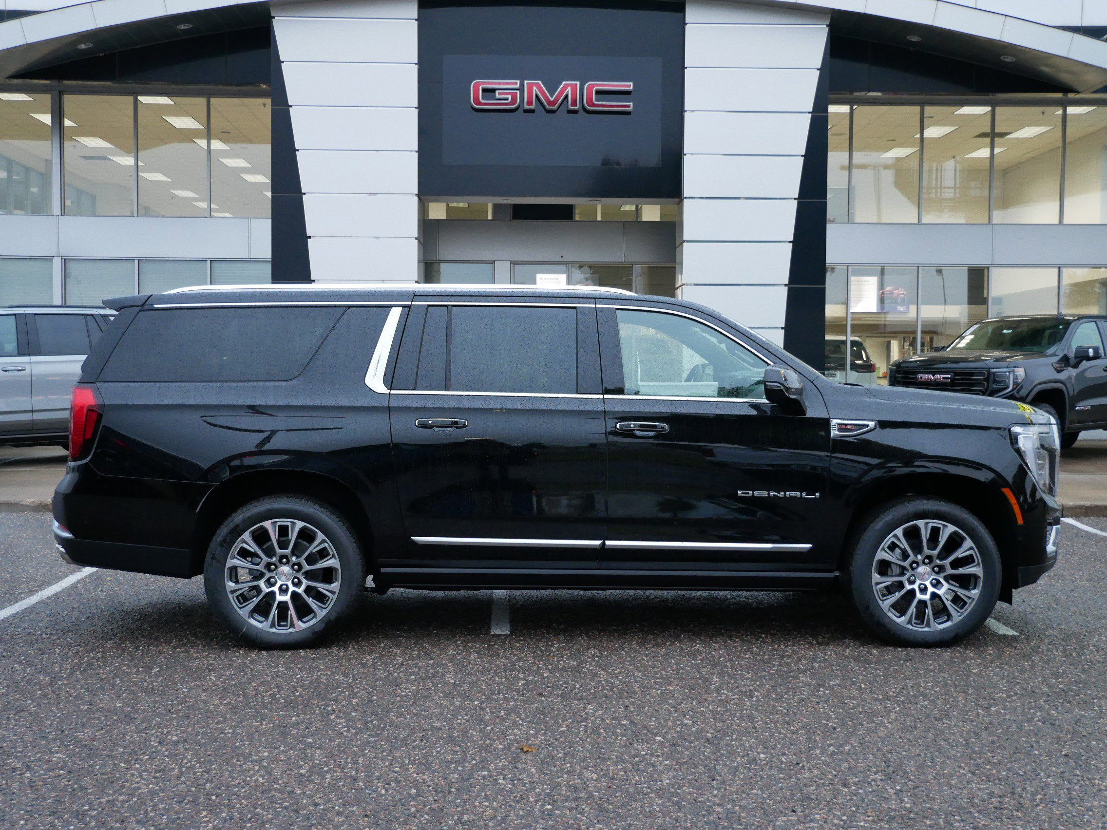 New 2026 GMC Yukon XL Denali w/ Denali Reserve Package image 2