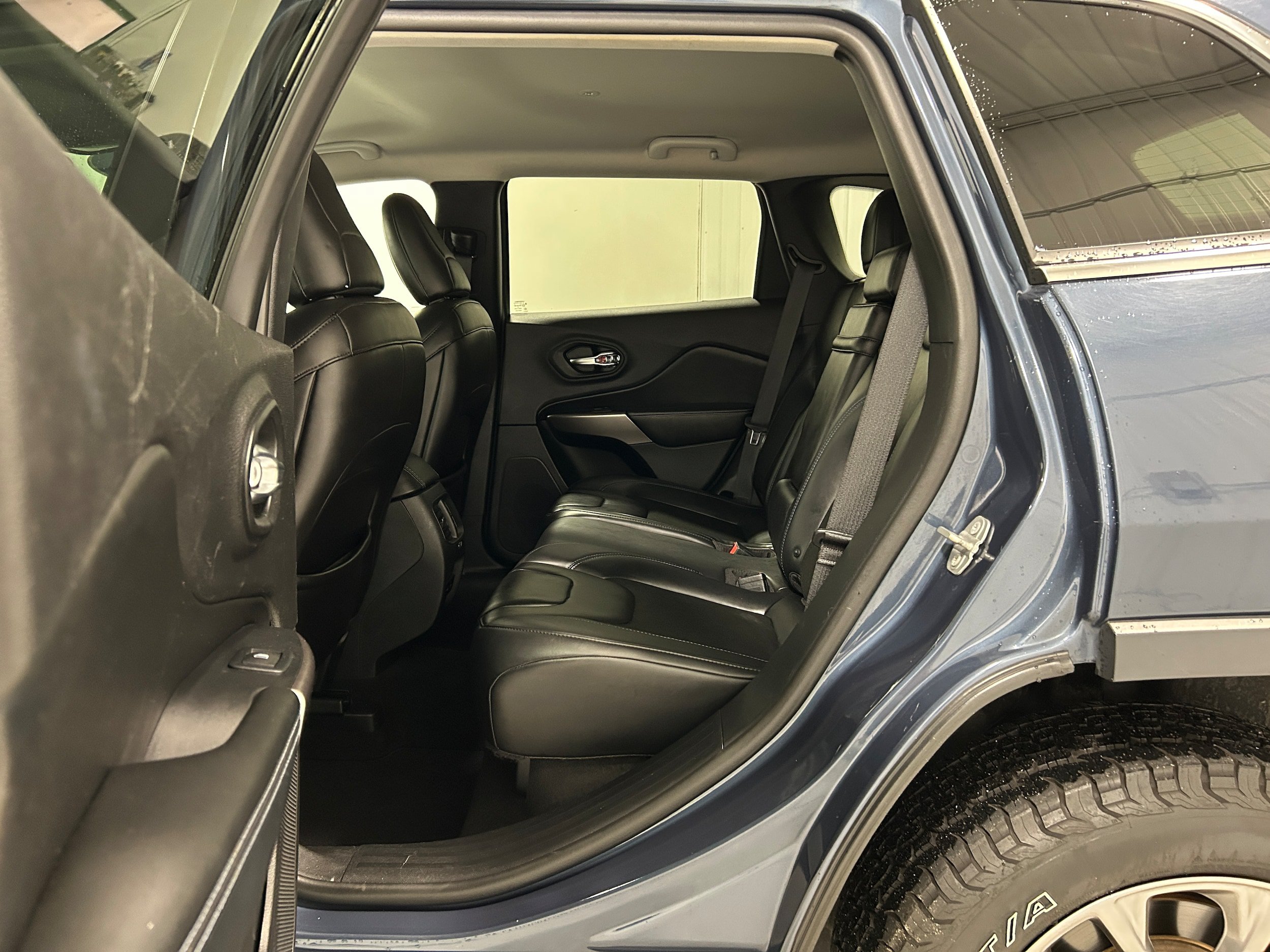 Used 2019 Jeep Cherokee Latitude Plus AWD/4WD image 30