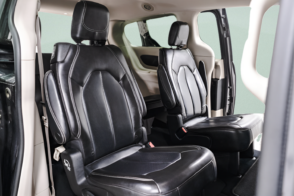 Used 2023 Chrysler Pacifica Touring-L FWD image 35