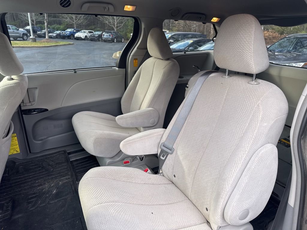 Used 2014 Toyota Sienna LE image 9