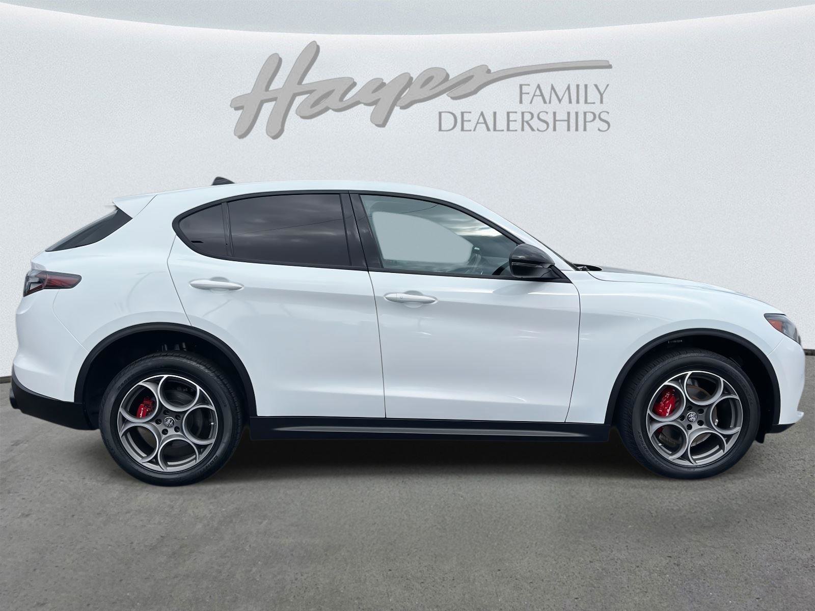 Used 2024 Alfa Romeo Stelvio Sprint image 3