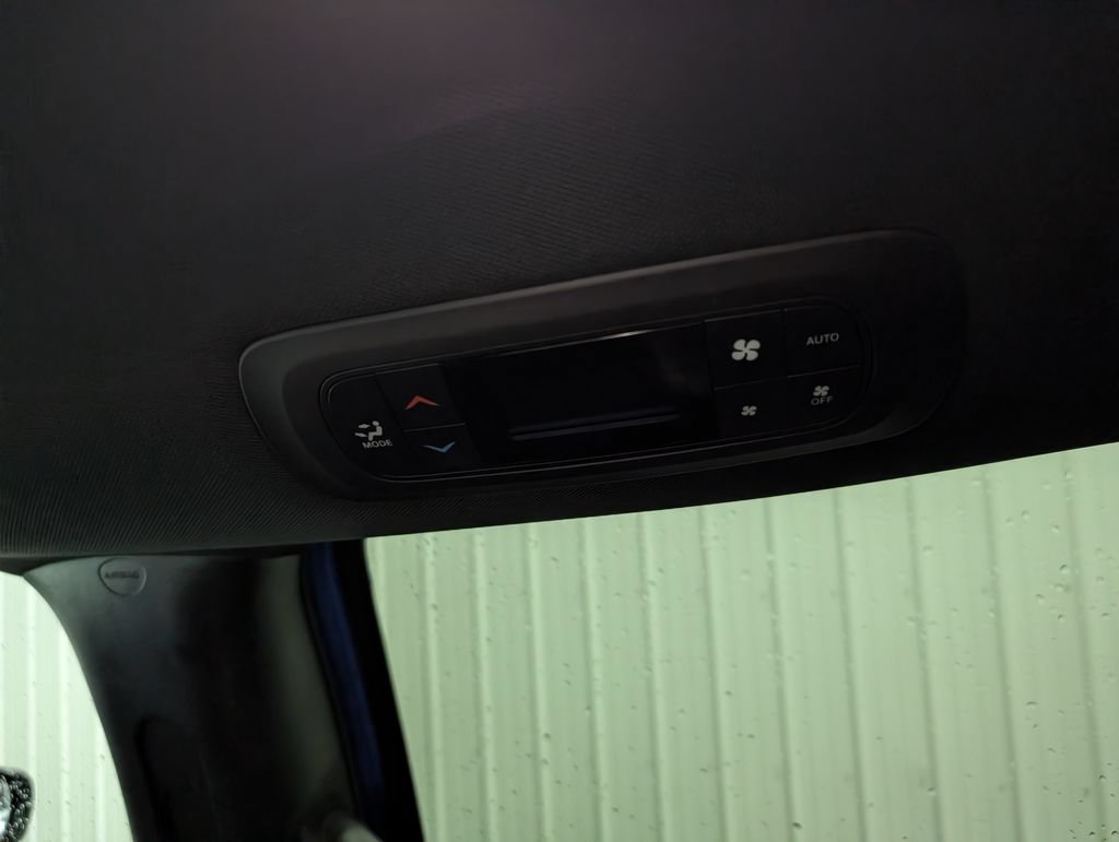 Used 2027 Chrysler Pacifica Select FWD image 11