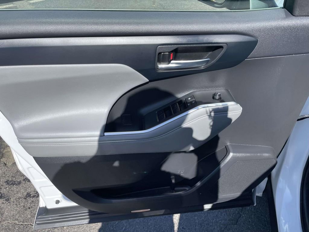 Used 2023 Toyota Highlander XLE AWD/4WD image 26