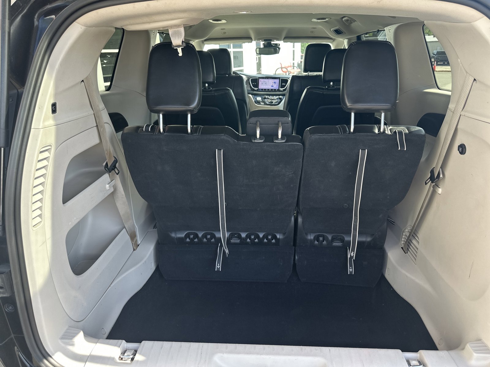 Used 2023 Chrysler Pacifica Touring-L FWD image 28