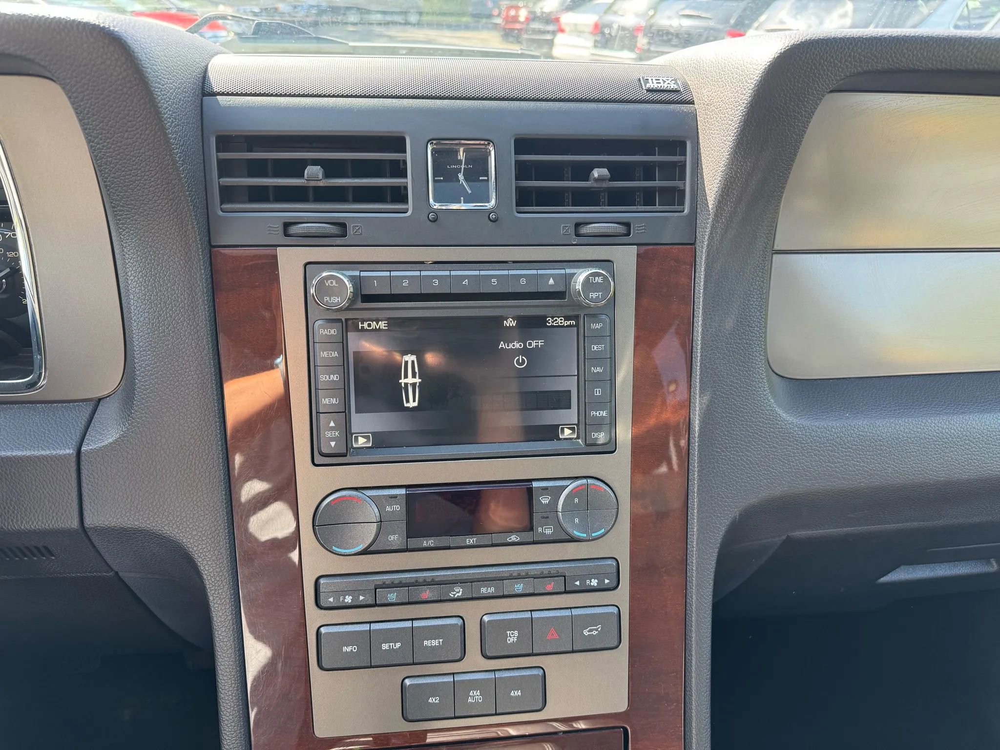 Used 2013 Lincoln Navigator 4WD image 23