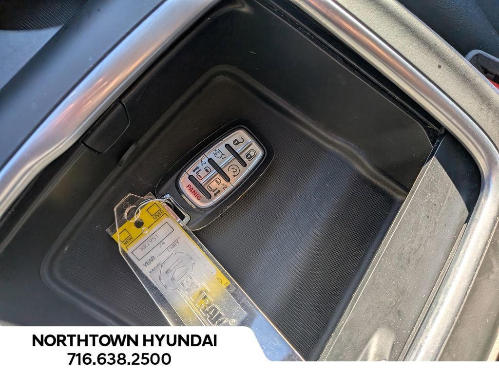 Used 2024 Chrysler Pacifica Touring-L image 21