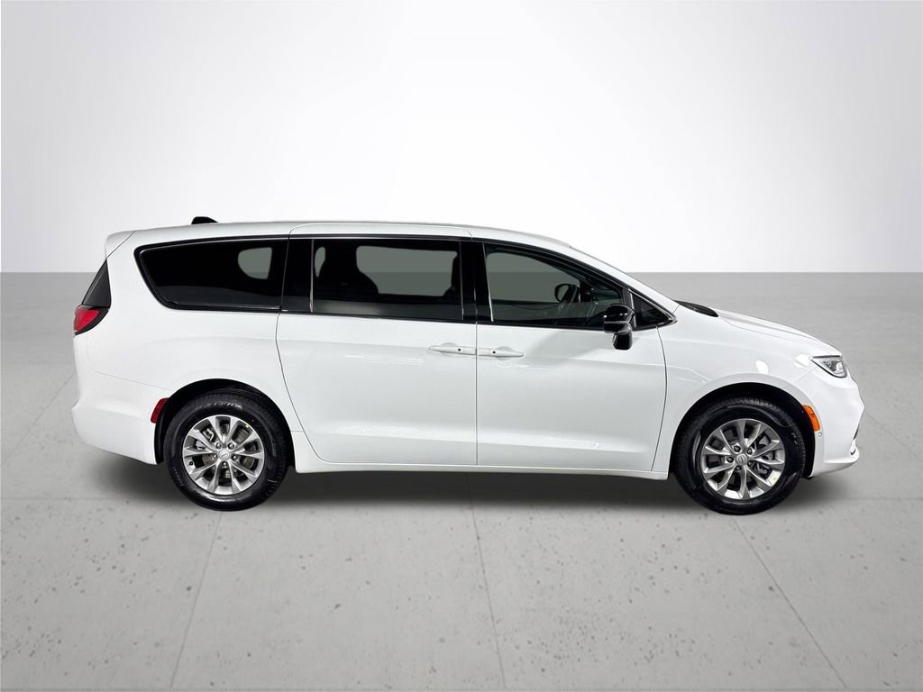 New 2026 Chrysler Pacifica Select AWD/4WD image 5