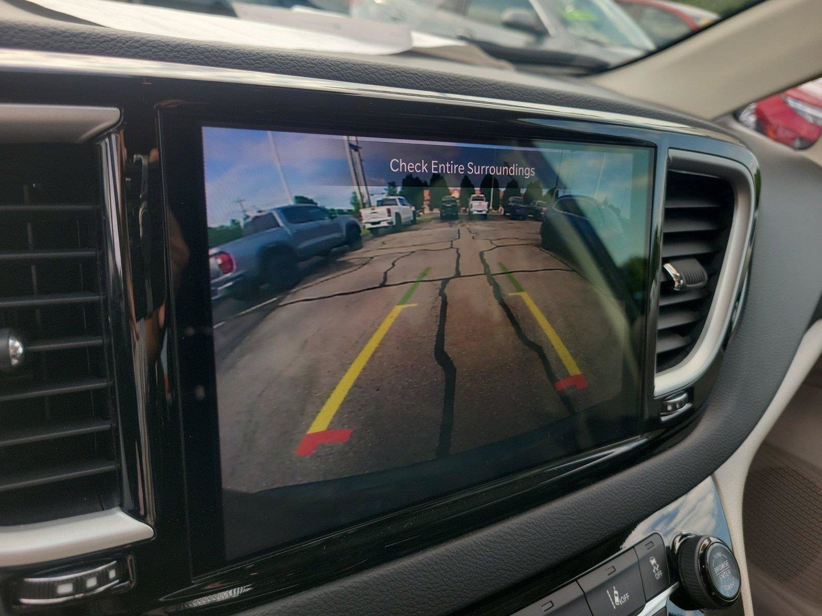 Used 2024 Chrysler Pacifica Touring-L FWD image 30