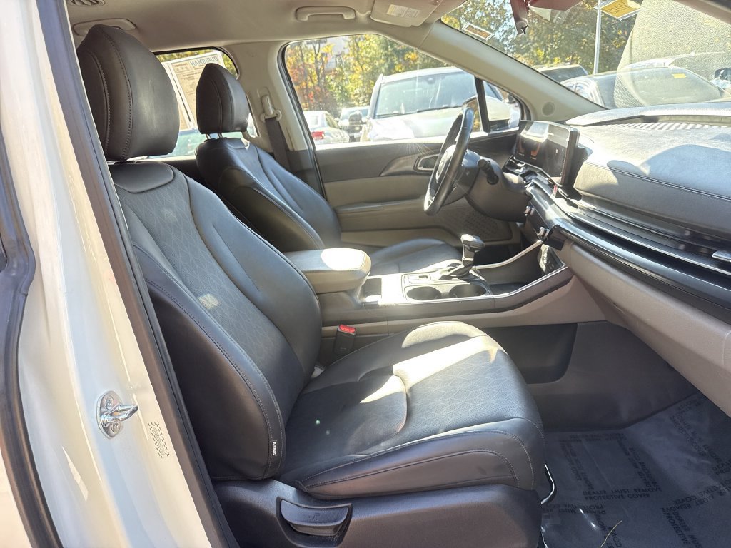 Used 2025 Kia Carnival FWD image 25
