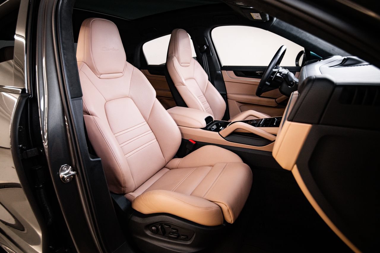 Certified 2024 Porsche Cayenne Turbo AWD/4WD image 30