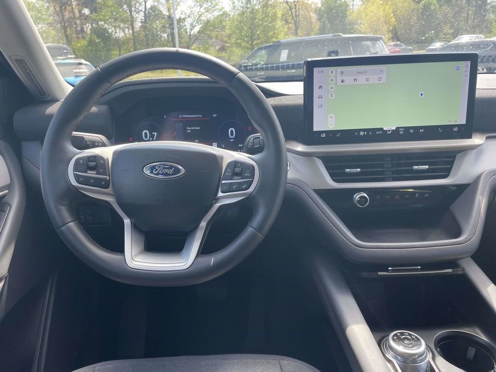 Used 2025 Ford Explorer Active AWD/4WD image 11