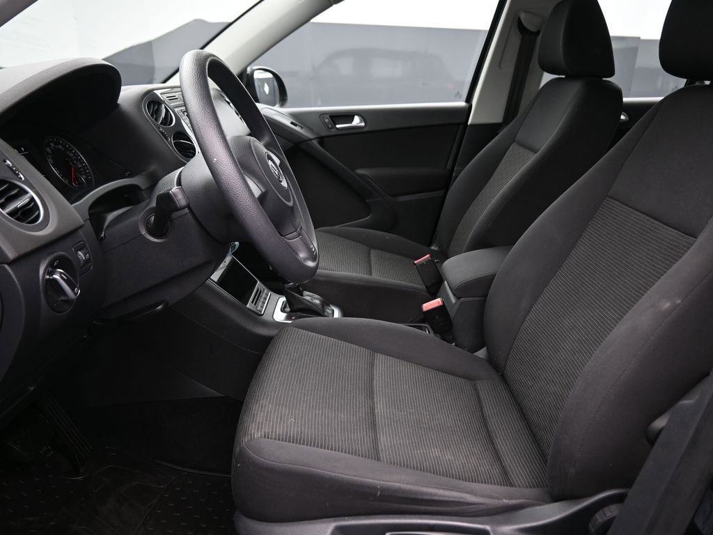 Used 2017 Volkswagen Tiguan Limited w/ Alloy Wheels Package image 10