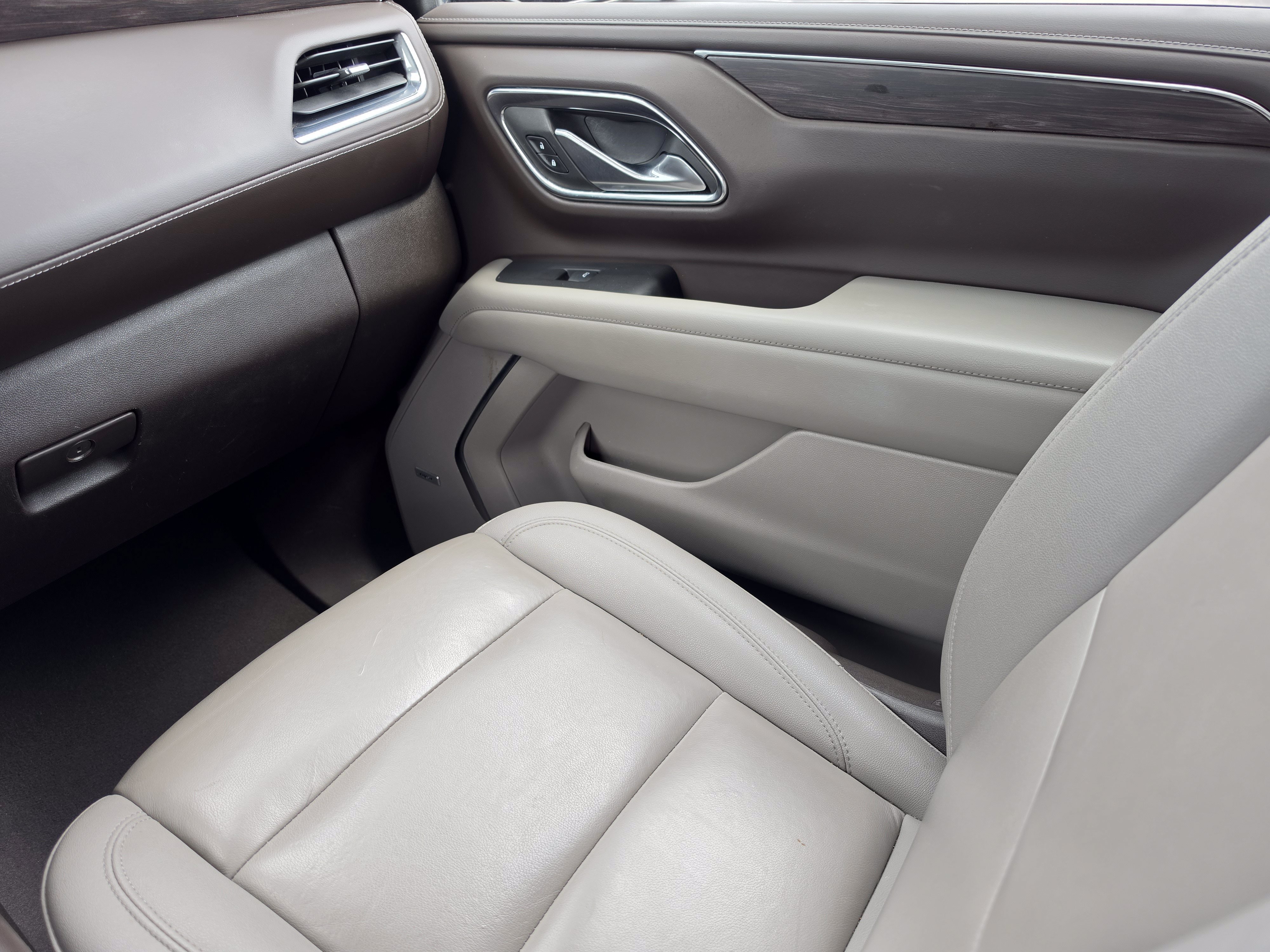 Used 2024 Chevrolet Suburban LT RWD image 19