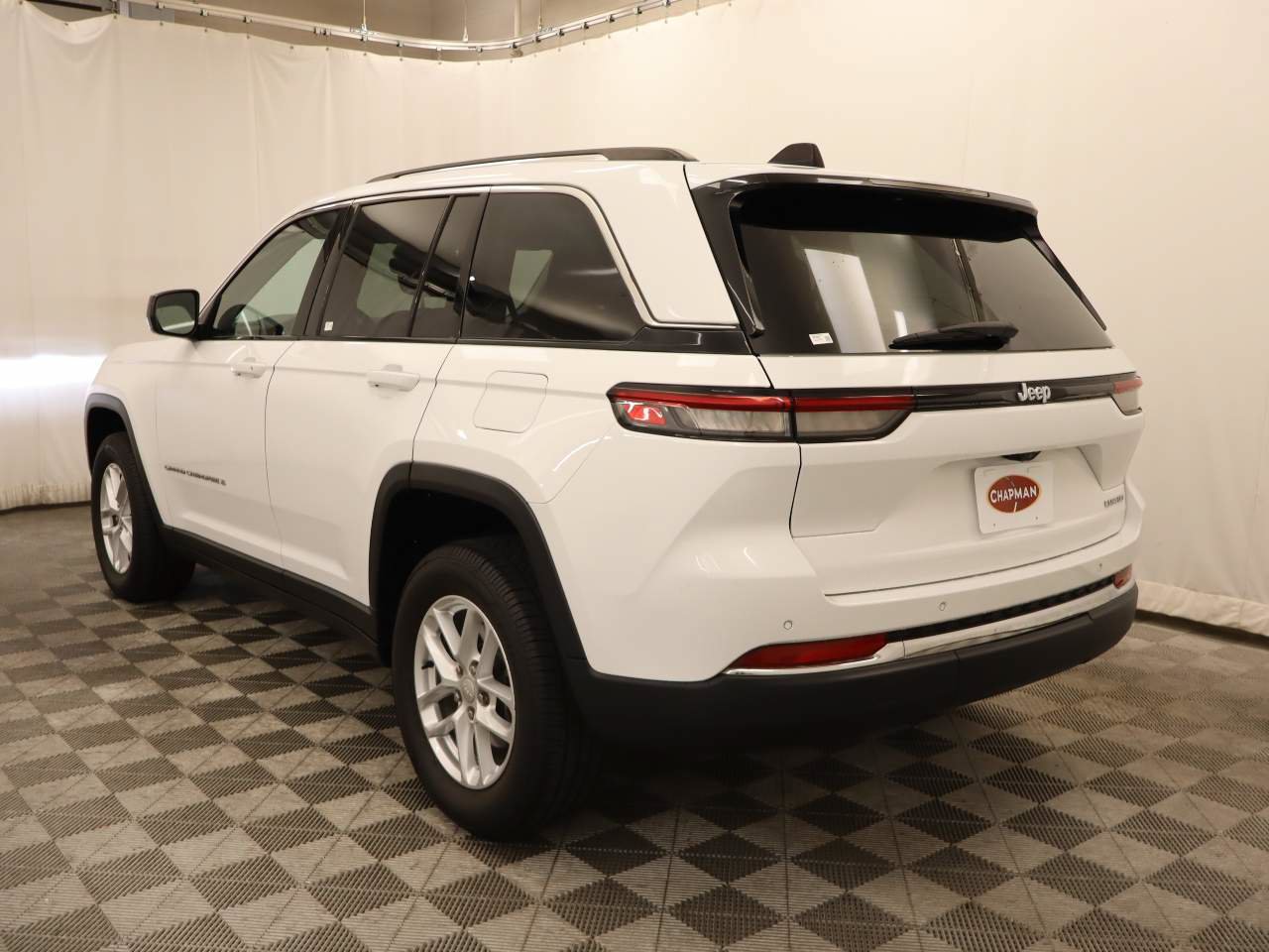 Used 2023 Jeep Grand Cherokee Laredo w/ Luxury Tech Group I RWD image 3